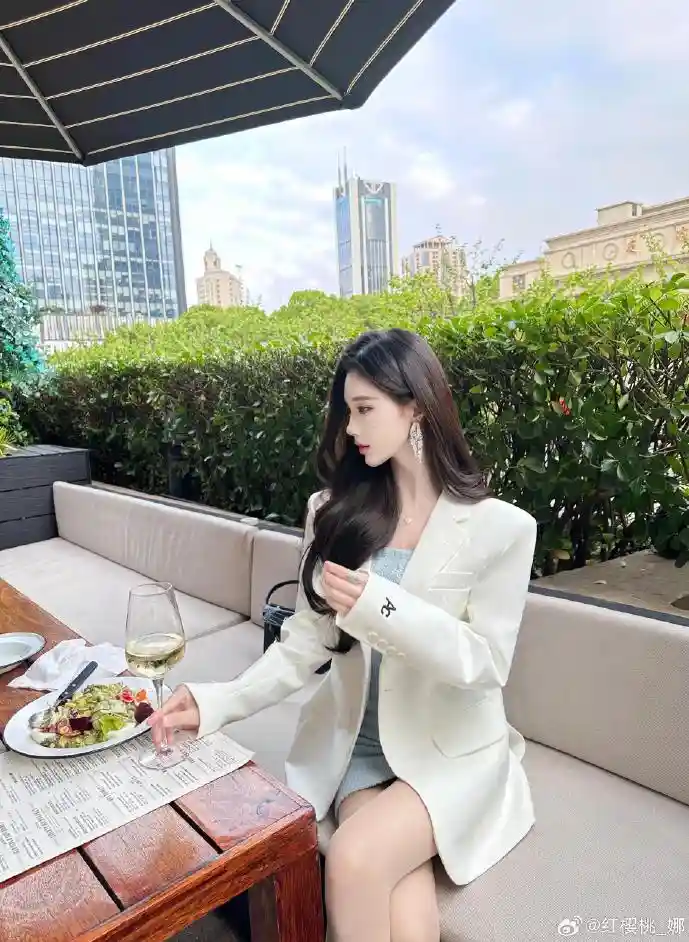 年轻人使用换发型下载APP